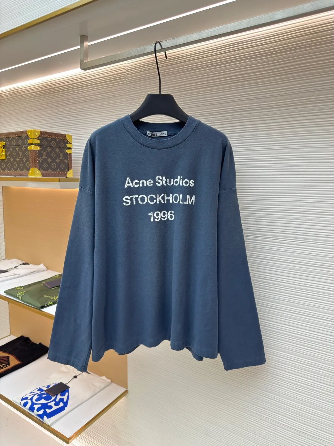 Acne Studios 1966 mud-dyed washed and aged long sleeves ●Authentic product: purchased and developed by 2279 ●Item number: 1680625-A15 ●Fabric: super soft cotton fabric ●Technology: washed and distressed ●Version: loose fit ●Weight: about 395 grams ●Size: S-M-L-XL ●Description: Made of ultra-soft pure cotton fabric, garment-dyed, washed and distressed, the chest part has a dirty feel, and the lower part shows a gradient effect. The neckline is slightly frayed to better fit the overall tone. The overall line is straight and delicate, the fabric is comfortable and soft, and the color is consistent without color difference. It can be matched with the same style to create a fashionable look and control various occasions. Customized accessories, complete with three standards, the same style for men and women!